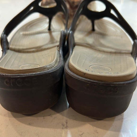 Crocs Sandals Women's Sanrah Gold Beveled Circle Casual Flip Flops Size 9 - Picture 9 of 13